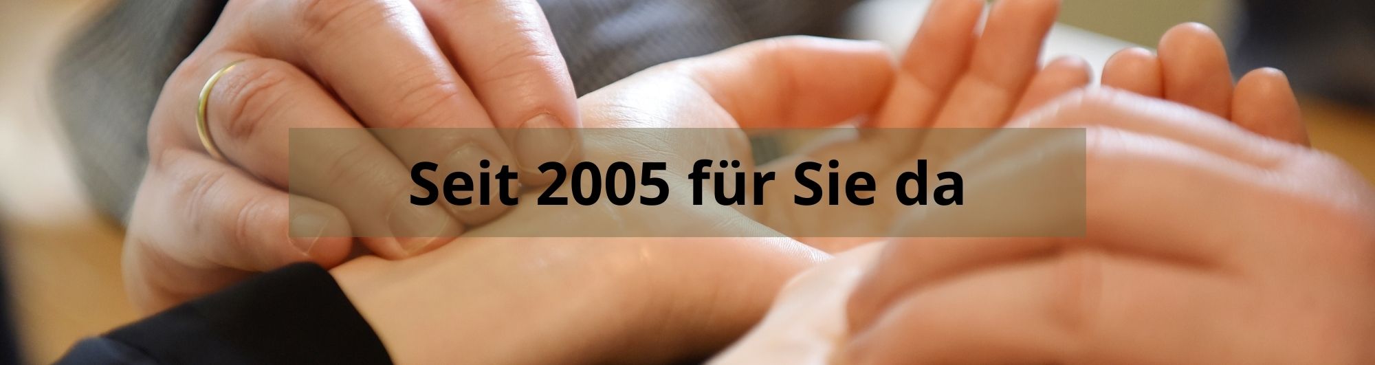 seit-2005-fuer-sie-da Heilpraktiker Freiburg Mike Morell bei der Behandlung der Hände einer Patientin