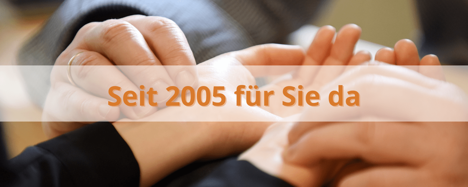 Heilpraktiker Freiburg Mike Morell bei der Behandlung der Hände einer Patientin