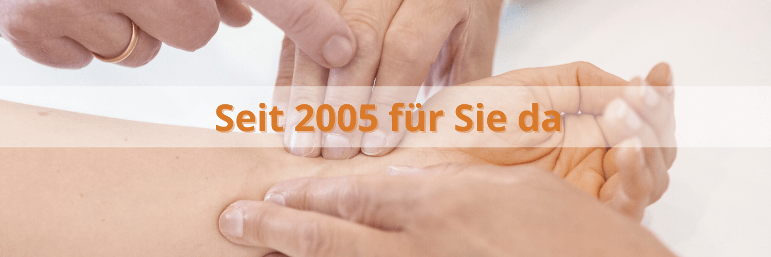 Heilpraktiker Freiburg Mike Morell bei der Behandlung der Hände einer Patientin